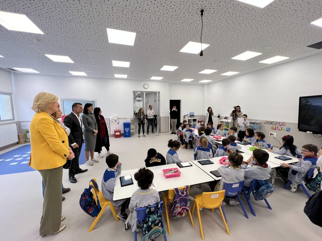 La consejera de educación de Cantabria y la alcaldesa de Santander visitan las nuevas instalaciones de La Salle