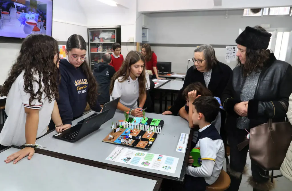 Feria científica en el Colegio La Salle de Palencia: inspirando a la próxima generación de científicos