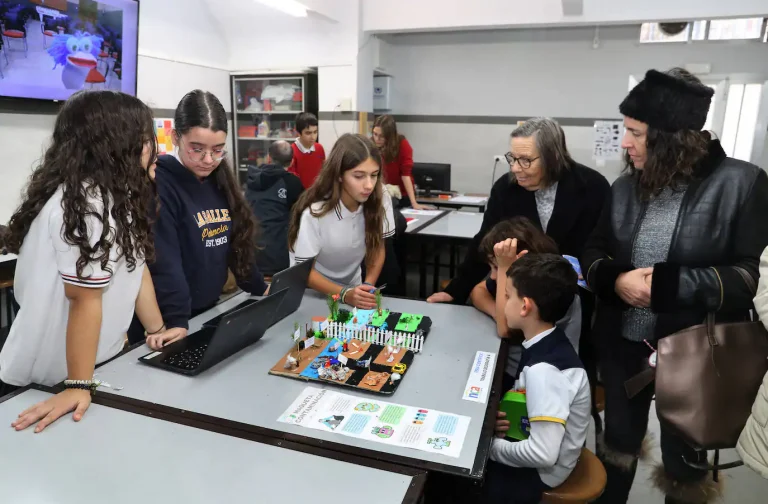 Feria científica en el Colegio La Salle de Palencia: inspirando a la próxima generación de científicos